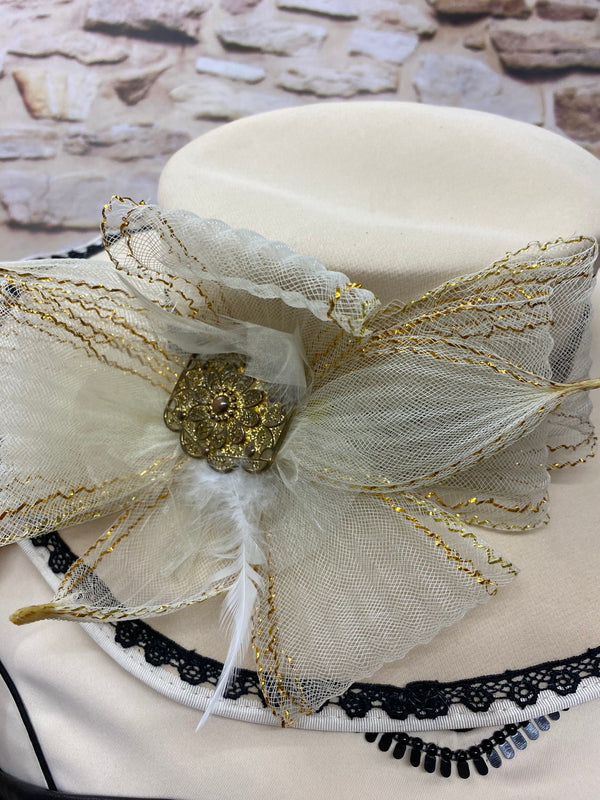 „Steampunk Hut Brautkleid Set mit Schleife und Vintage Details“