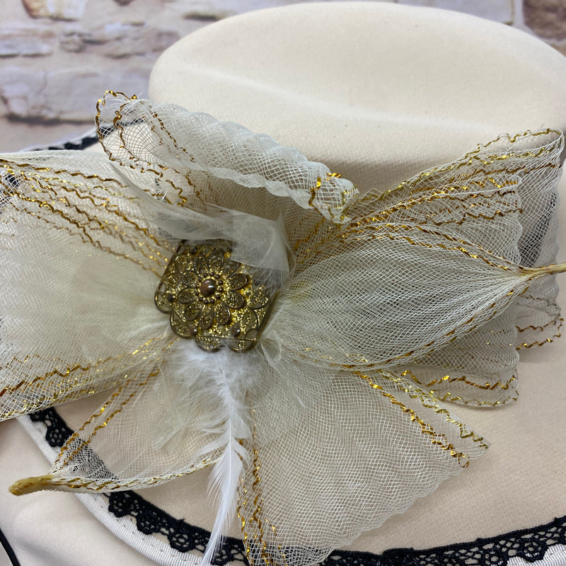 „Steampunk Hut Brautkleid Set mit Schleife und Vintage Details“