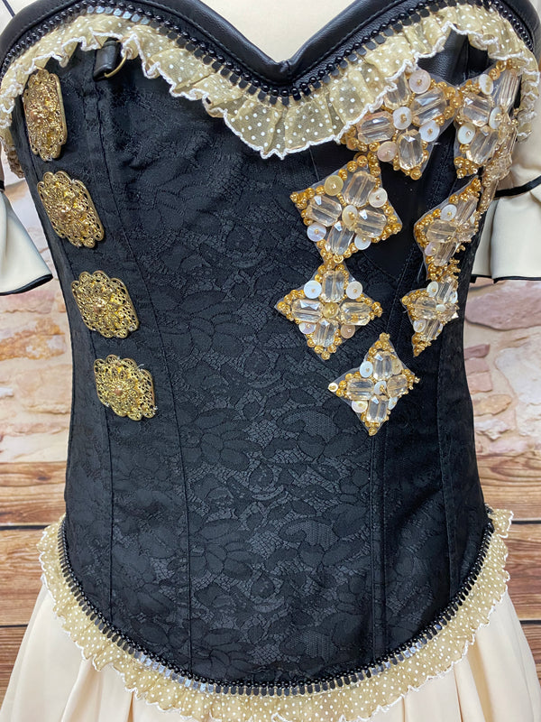 „Detail Corsage Steampunk Hochzeitskleid mit Spitze und Schmuckapplikationen“