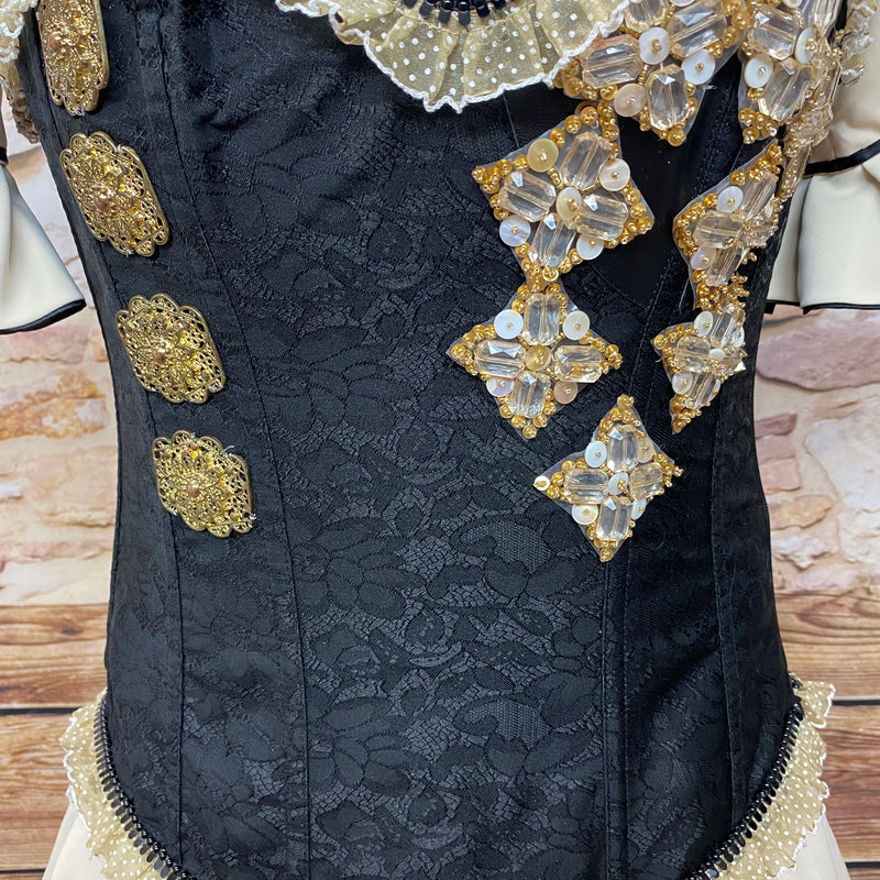 „Detail Corsage Steampunk Hochzeitskleid mit Spitze und Schmuckapplikationen“