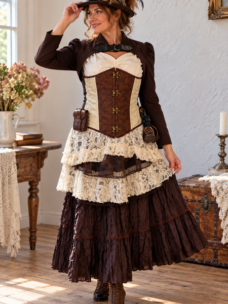Steampunk Damen Outfit in Braun und Creme mit Korsage, Spitzenrock, Lederaccessoires und Steampunk-Zylinder.