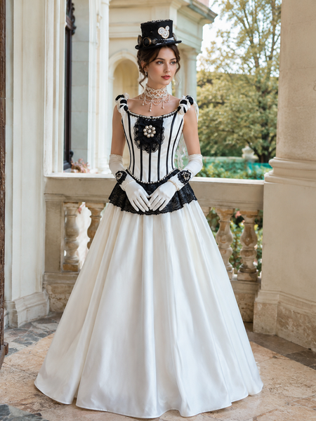 KI-generiertes Tragebeispiel eines Steampunk Damen Outfits mit schwarz-weißer Corsage, cremefarbenem Rock, schwarzem Spitzenbesatz, Perlenkette, Handschuhen und Steampunk-Zylinder in historischer Umgebung