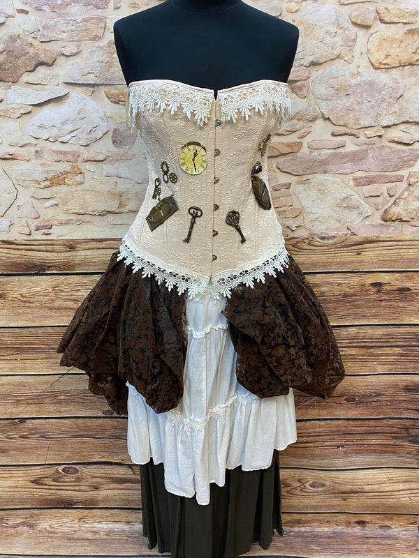 Steampunk Damen Outfit Gr. 38/40 mit cremefarbener Corsage, Uhren und Schlüsseln sowie braunen und weißen Lagenröcken