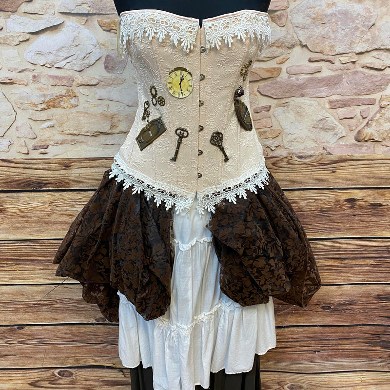 Steampunk Damen Outfit Gr. 38/40 mit cremefarbener Corsage, Uhren und Schlüsseln sowie braunen und weißen Lagenröcken