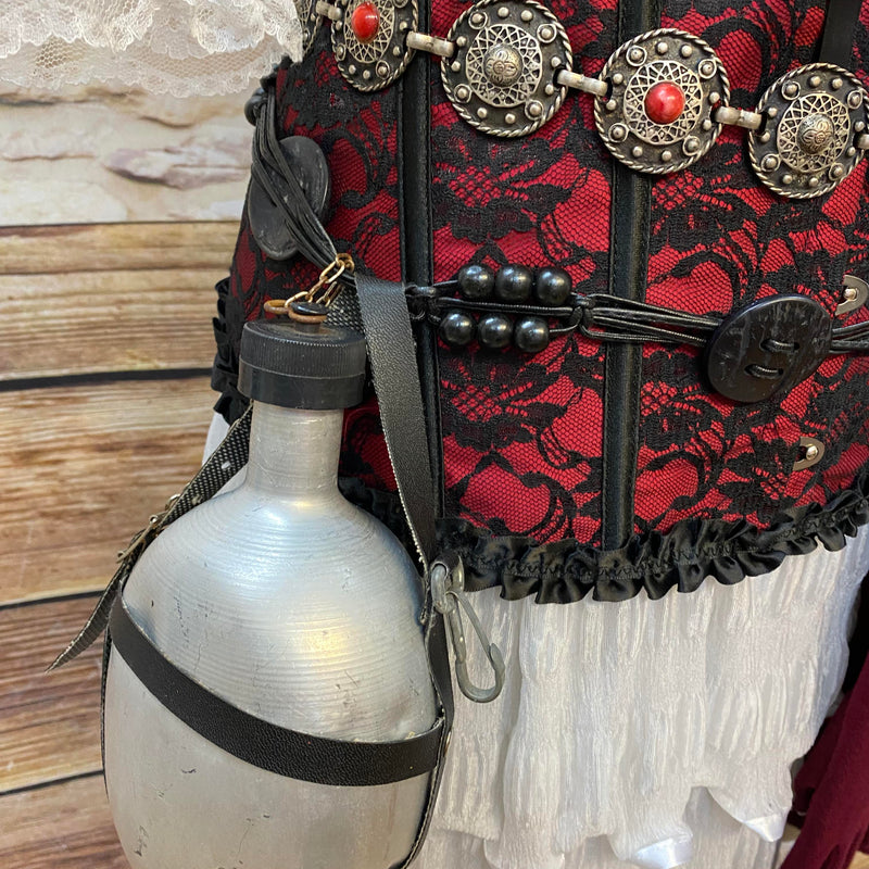 Steampunk Damen Outfit Rot Schwarz mit Corsage weißem Volantrock Zylinder Goggles und zahlreichen Accessoires Größe 42, Ansicht 2