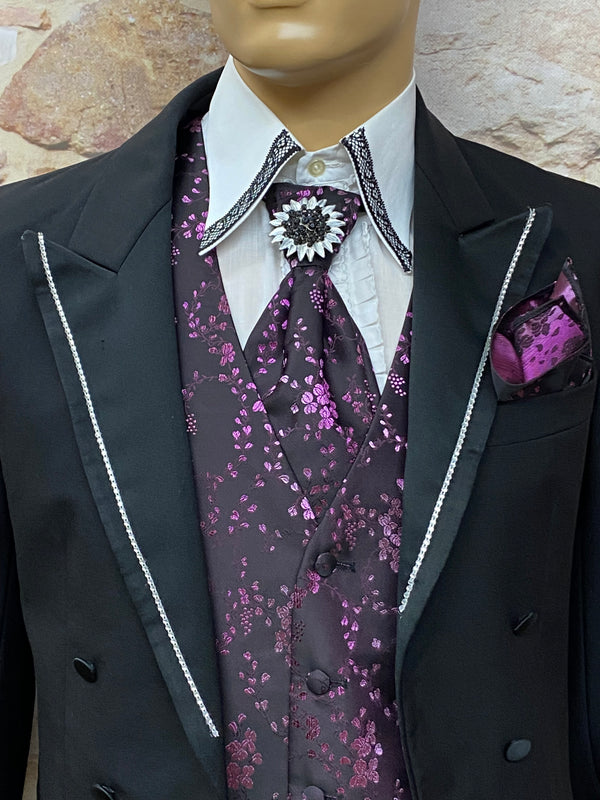 „Detailansicht Steampunk Frack Herren mit handveredelter Brosche, Plastron und Vintage-Hemd“