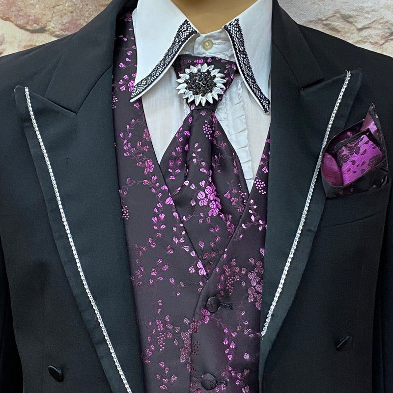 „Detailansicht Steampunk Frack Herren mit handveredelter Brosche, Plastron und Vintage-Hemd“