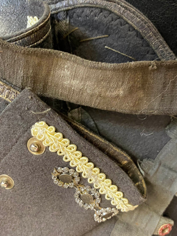 Detail dunkle Steampunk Gamaschen mit Knöpfen und Verzierung