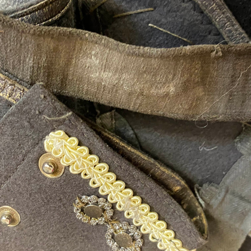 Detail dunkle Steampunk Gamaschen mit Knöpfen und Verzierung