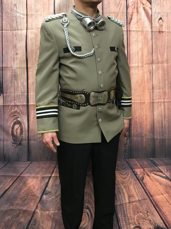 Handveredeltes Steampunk Herren Outfit in Größe 48 mit olivgrüner Uniformjacke, schwarzer Hose, Goggles, Gürtel und silberfarbenen Details