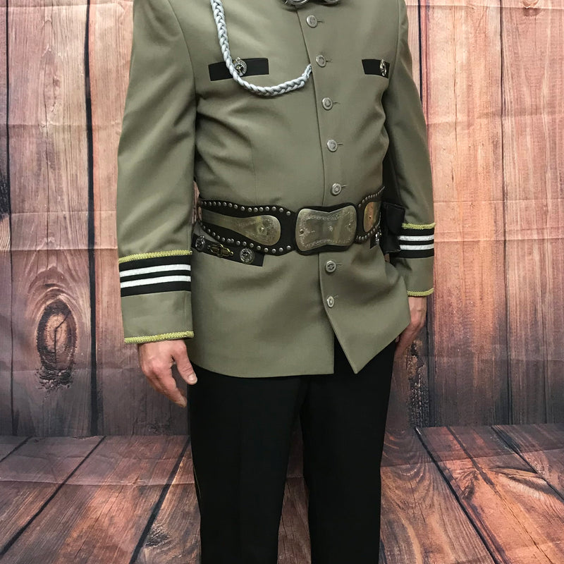 Handveredeltes Steampunk Herren Outfit in Größe 48 mit olivgrüner Uniformjacke, schwarzer Hose, Goggles, Gürtel und silberfarbenen Details