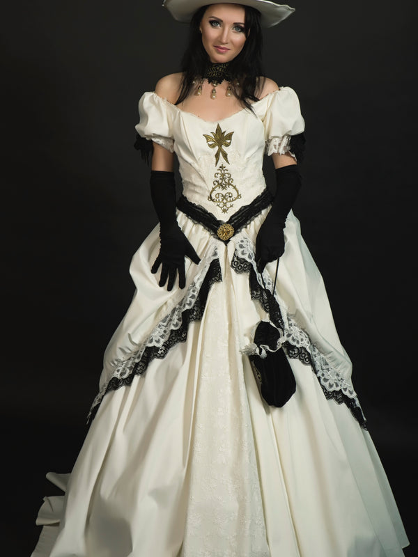 „Steampunk Kleid elfenbein schwarz mit Spitze und goldenen Applikationen – Frontansicht“