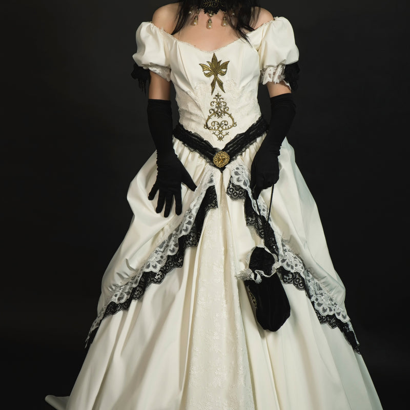 „Steampunk Kleid elfenbein schwarz mit Spitze und goldenen Applikationen – Frontansicht“