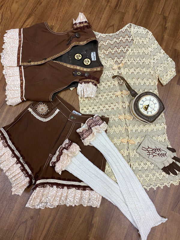 „Steampunk Outfit Damen Vintage braun beige mit Häkeljacke und Beinstulpen“