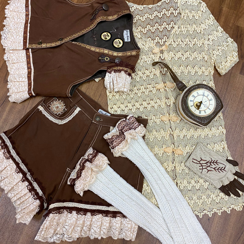 „Steampunk Outfit Damen Vintage braun beige mit Häkeljacke und Beinstulpen“