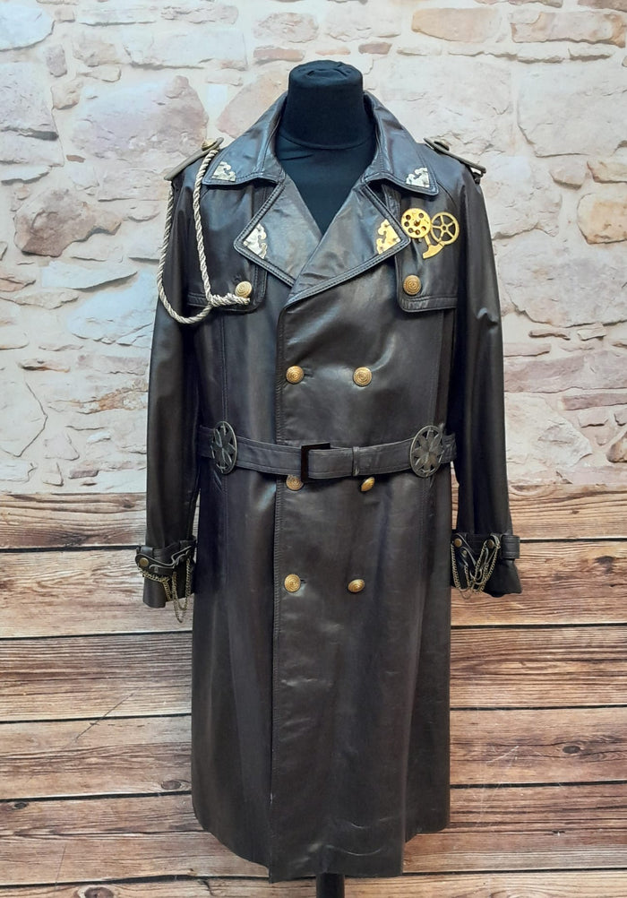 Steampunk-Ledermantel Herren Gr. 28 mit Messing-Zahnrädern und Kettenapplikationen