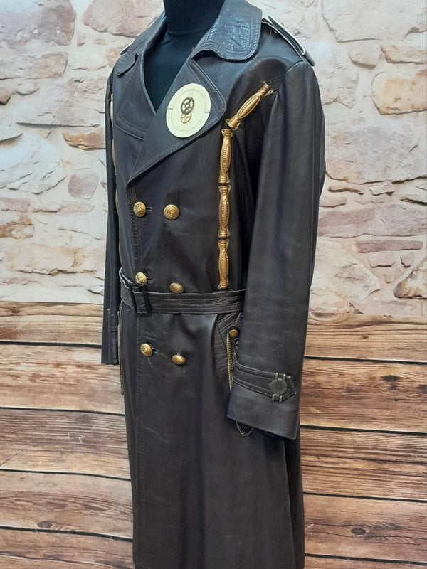 Brauner Steampunk-Ledermantel Herren Gr. 52 mit Messing-Zahnrädern und Kettenapplikationen