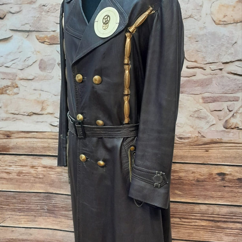 Brauner Steampunk-Ledermantel Herren Gr. 52 mit Messing-Zahnrädern und Kettenapplikationen
