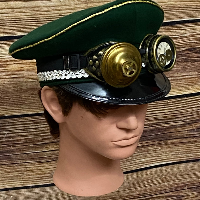 Grüne Steampunk-Schirmmütze mit Goggles, Zahnrädern und goldenen Applikationen – Größe 57, handveredelt