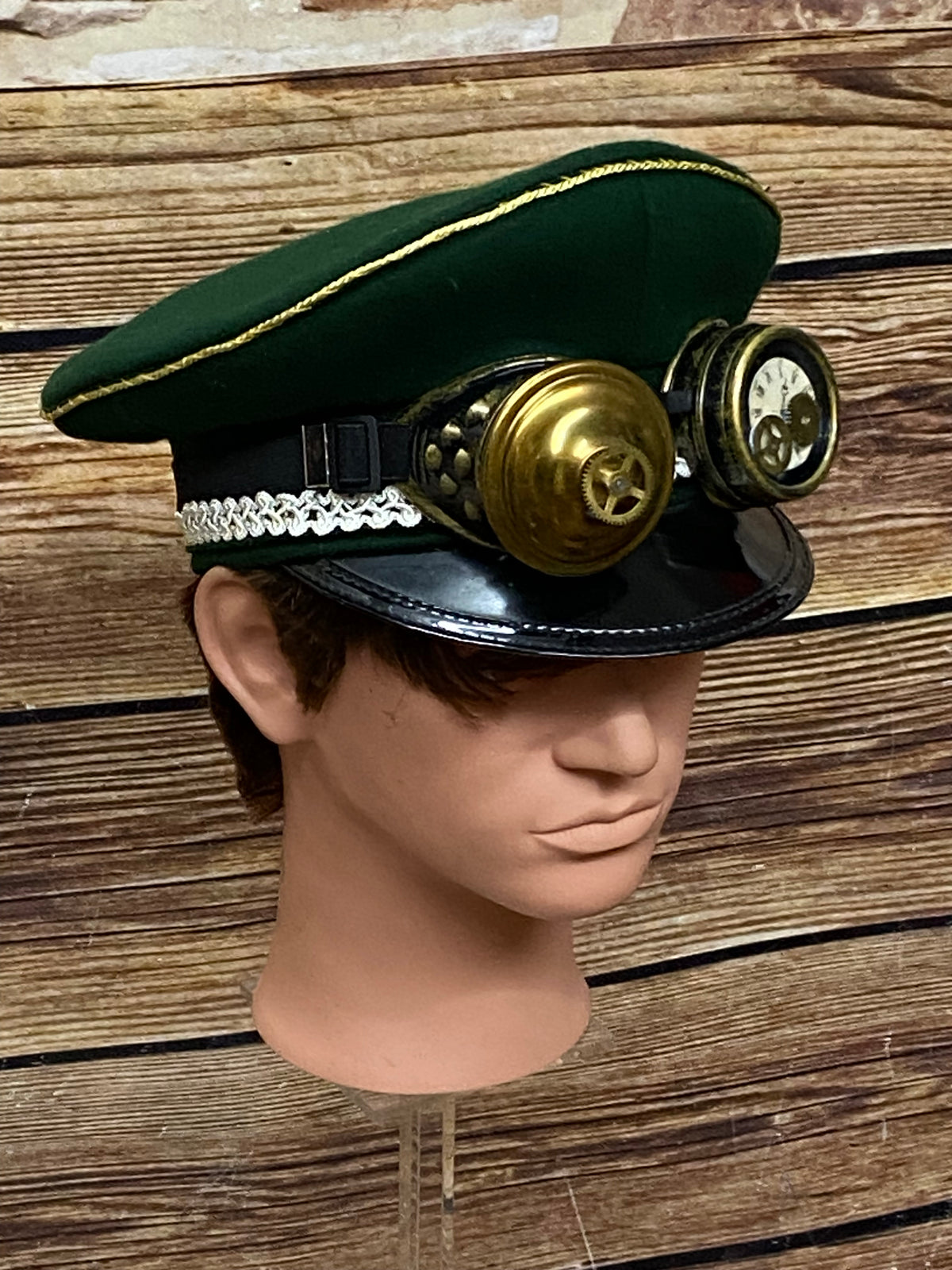 Grüne Steampunk-Schirmmütze mit Goggles, Zahnrädern und goldenen Applikationen – Größe 57, handveredelt
