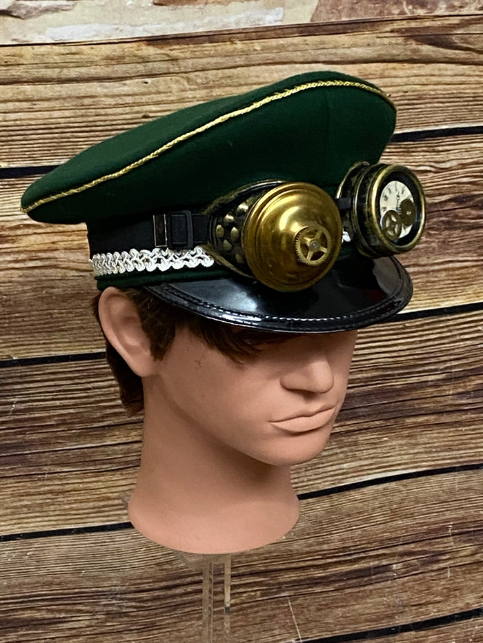 Grüne Steampunk-Schirmmütze mit Goggles, Zahnrädern und goldenen Applikationen – Größe 57, handveredelt