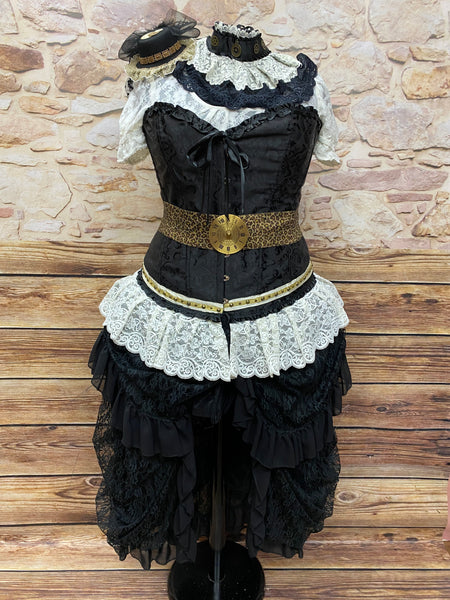 Steampunk Damen-Kostüm in der Größe 48. Farbe schwarz/weiß. Schwarze Rüschenrock, weiße Bluse, schwarze Coursage, Gürtel und Accessoires. Es ist handveredelt und ein Unikat. 