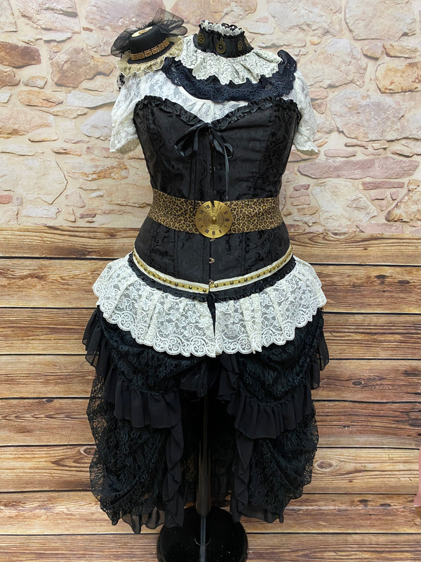 Steampunk Damen-Kostüm in der Größe 48. Farbe schwarz/weiß. Schwarze Rüschenrock, weiße Bluse, schwarze Coursage, Gürtel und Accessoires. Es ist handveredelt und ein Unikat. 