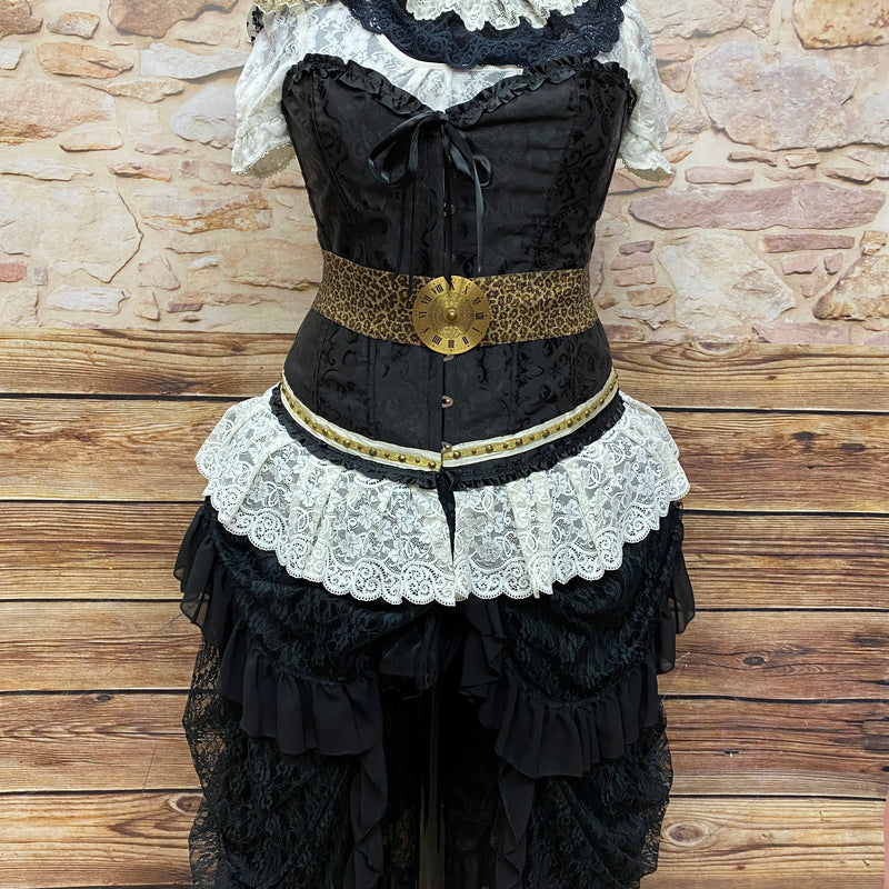 Steampunk Damen-Kostüm in der Größe 48. Farbe schwarz/weiß. Schwarze Rüschenrock, weiße Bluse, schwarze Coursage, Gürtel und Accessoires. Es ist handveredelt und ein Unikat. 