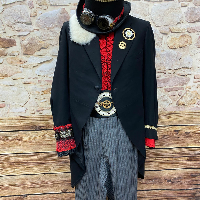 Hochwertige Steampunk Kleidung für Herren mit antiken schwarzen Gehrock , gestreifter Hose, rotes Rüschenhemd Gr.94 Unikat