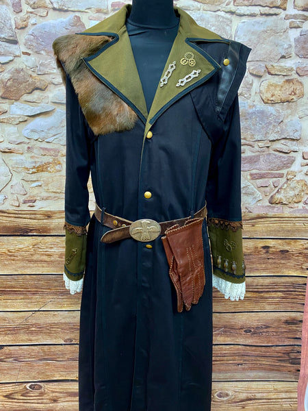 Schwarzer Handveredelter Steampunk-Mantel für Herren. Braune Pelzakzente, Leder-Handschuhe und Gürtel, Gr.48