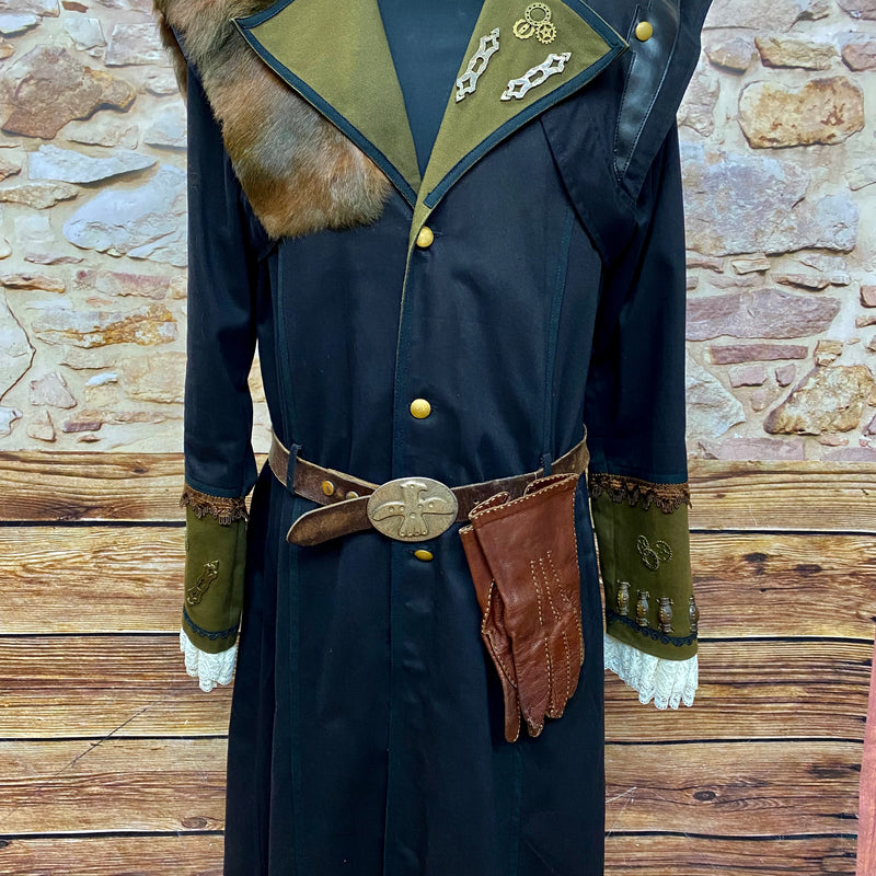 Schwarzer Handveredelter Steampunk-Mantel für Herren. Braune Pelzakzente, Leder-Handschuhe und Gürtel, Gr.48
