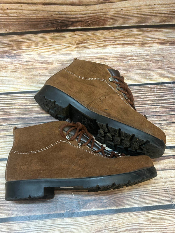 „Seitliche Ansicht der braunen Vintage-Bergstiefel aus Österreich“
