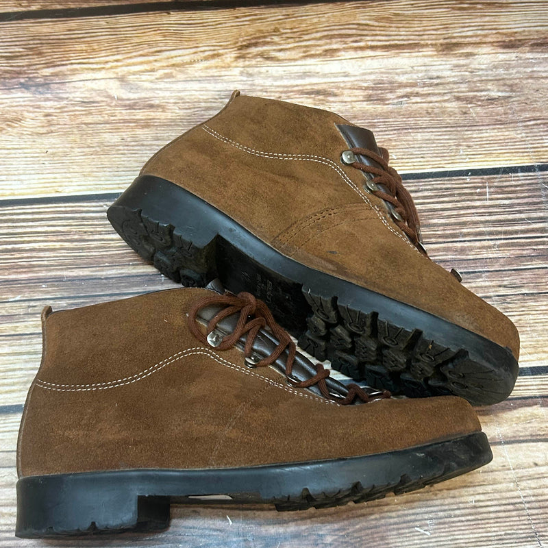 „Seitliche Ansicht der braunen Vintage-Bergstiefel aus Österreich“
