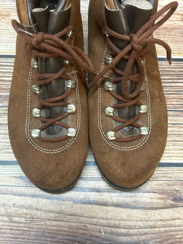 „Frontansicht der geschnürten Wildleder-Bergschuhe mit Metallhaken“