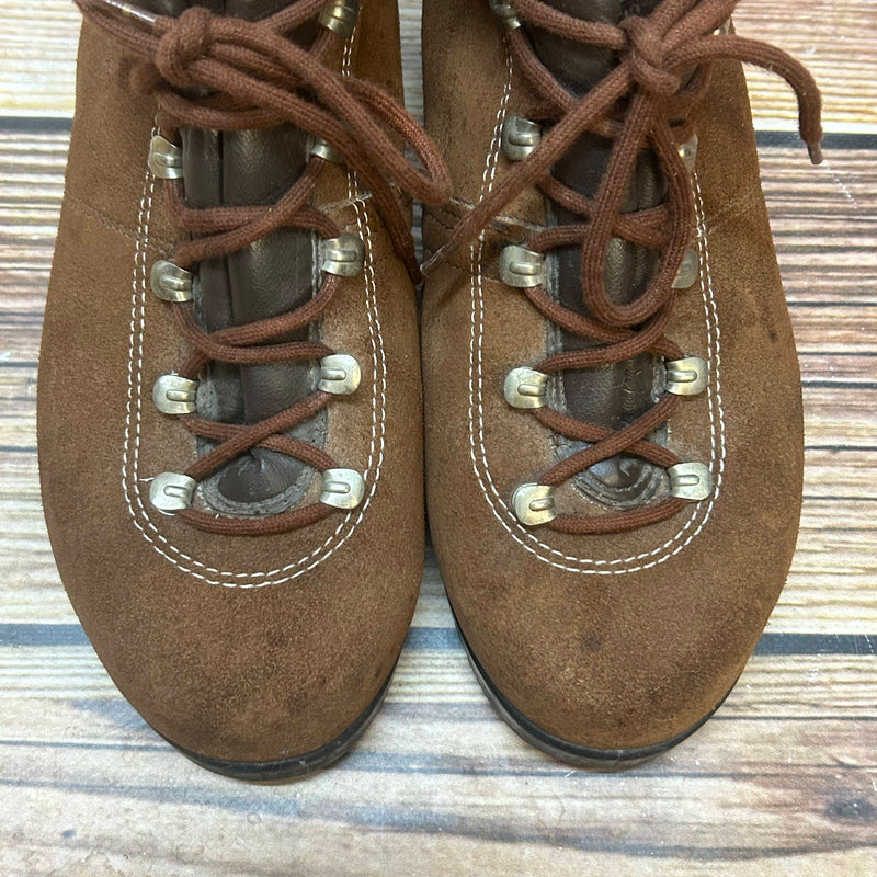 „Frontansicht der geschnürten Wildleder-Bergschuhe mit Metallhaken“