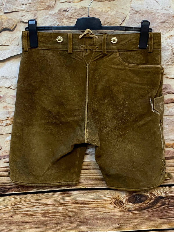 „Kurze braune Herren Lederhose von Stockerpoint mit hellen Trachtenknöpfen und seitlicher Schnürung“