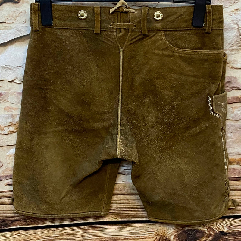 „Kurze braune Herren Lederhose von Stockerpoint mit hellen Trachtenknöpfen und seitlicher Schnürung“