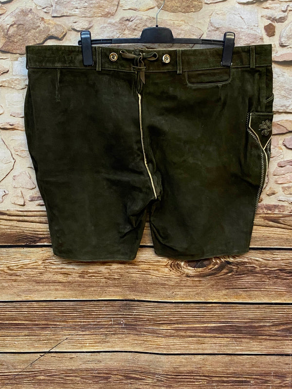 „Kurze Herren Lederhose von Stockerpoint in Braun mit hellen Trachtenknöpfen und traditioneller Stickerei“