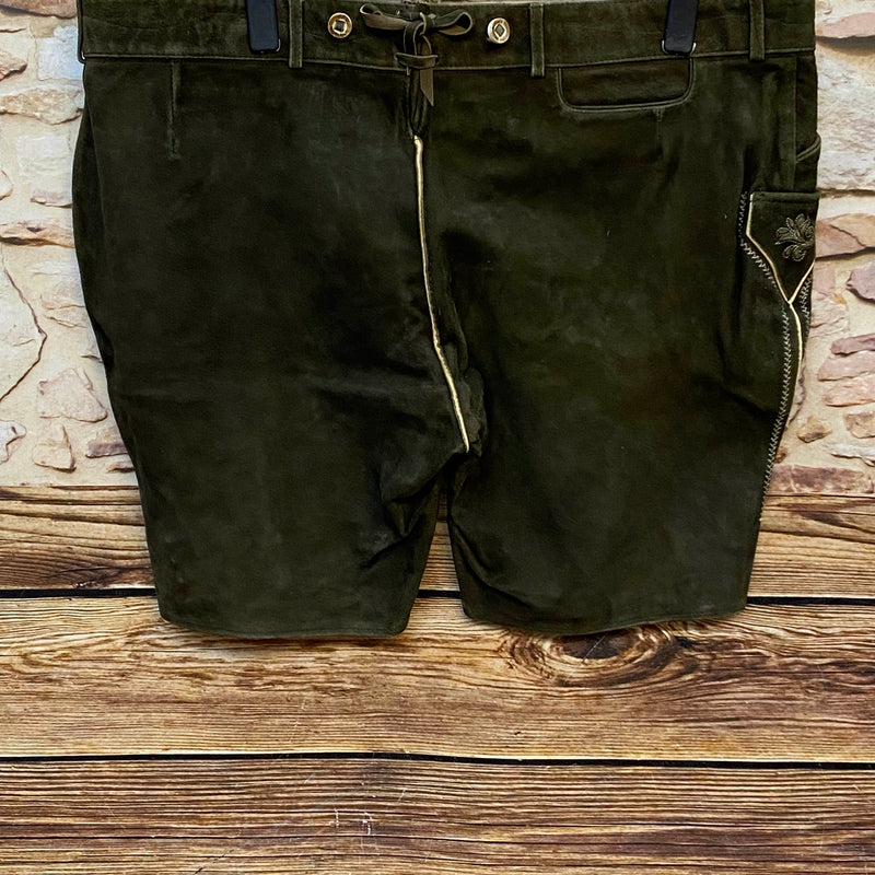 „Kurze Herren Lederhose von Stockerpoint in Braun mit hellen Trachtenknöpfen und traditioneller Stickerei“