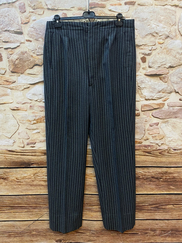 Antike gestreite Stresemann-Hose ein seltener Fund für Liebhaber klassischer Eleganz. In einem feinen grau-schwarzen Streifenmuster, handgefertigt aus reiner Schurwolle, ist sie ein Paradebeispiel für hochwertige Herrenmode. Die Hose ist mit Knöpfen ausgestattet, um Hosenträger anzubringen, Unikat
