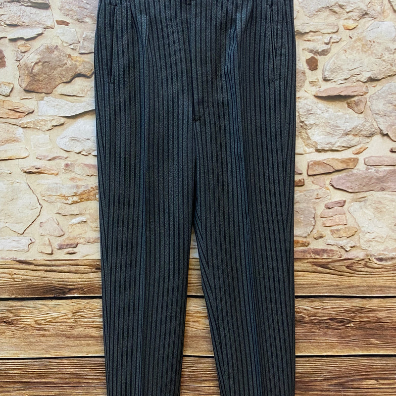 Antike gestreite Stresemann-Hose ein seltener Fund für Liebhaber klassischer Eleganz. In einem feinen grau-schwarzen Streifenmuster, handgefertigt aus reiner Schurwolle, ist sie ein Paradebeispiel für hochwertige Herrenmode. Die Hose ist mit Knöpfen ausgestattet, um Hosenträger anzubringen, Unikat