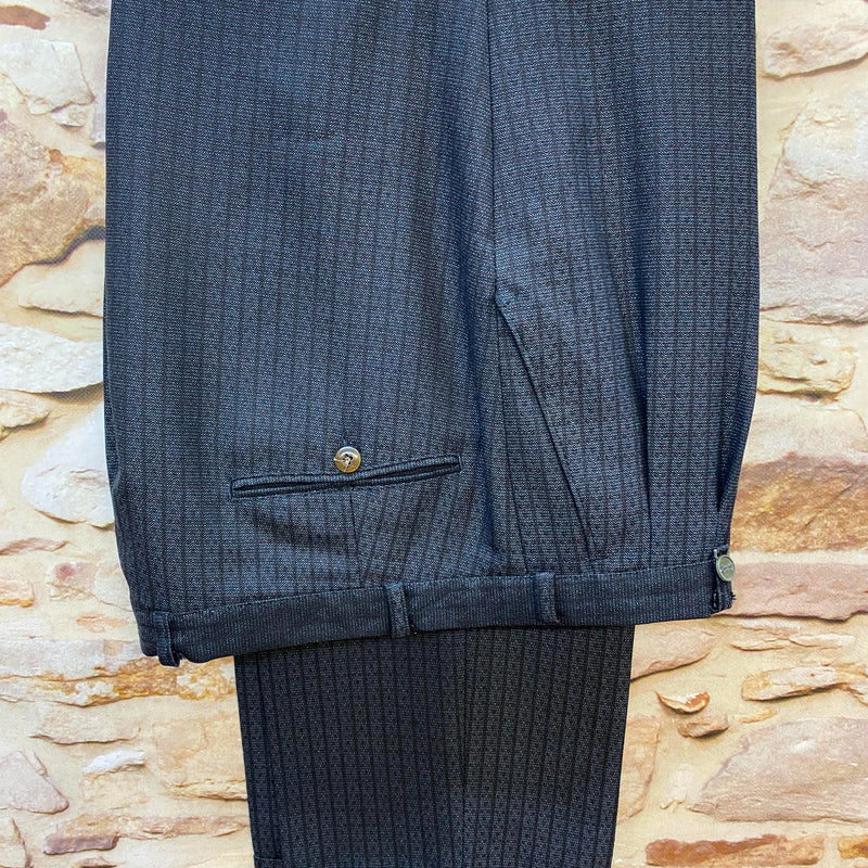 „Detailaufnahme Vintage Stresemannhose Herren Stoff und Gesäßtasche“