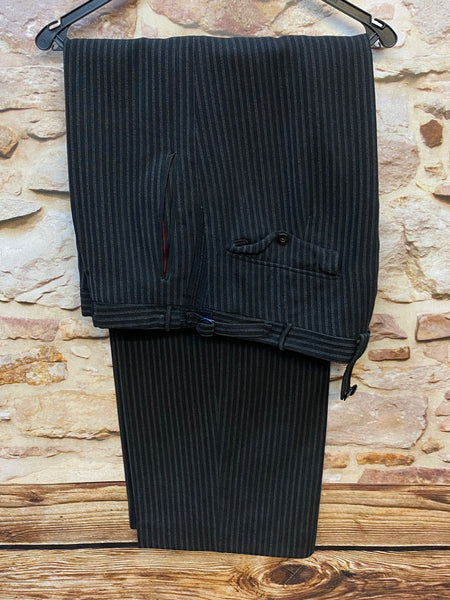 „Detailaufnahme Vintage Stresemannhose Herren Nadelstreifen Stoff und Verarbeitung“