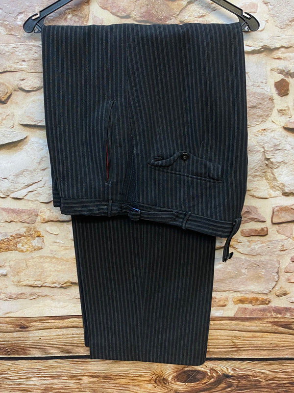 „Detailaufnahme Vintage Stresemannhose Herren Nadelstreifen Stoff und Verarbeitung“