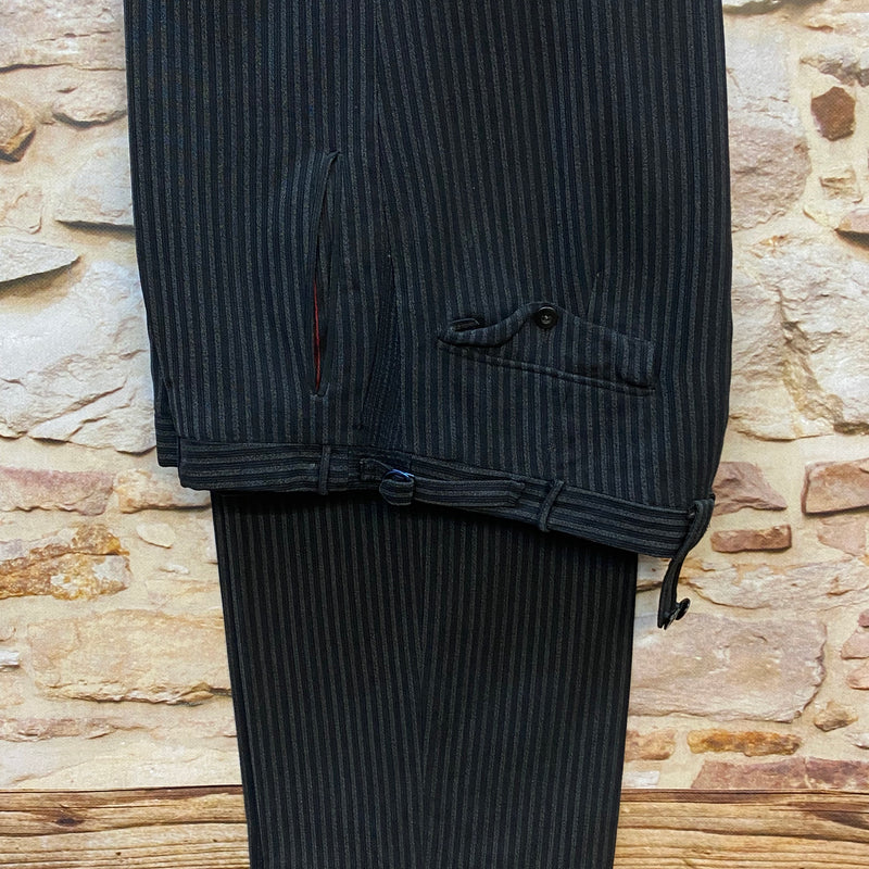 „Detailaufnahme Vintage Stresemannhose Herren Nadelstreifen Stoff und Verarbeitung“