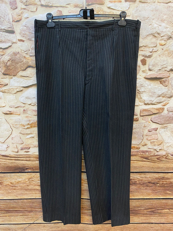 „Vintage Stresemannhose Herren schwarz grau Nadelstreifen 40er Jahre Vorderansicht“