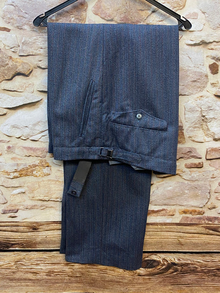 „Detailaufnahme Vintage Stresemannhose Herren Gesäßtasche und Stoffstruktur“