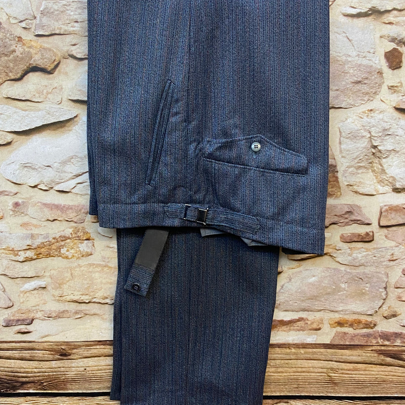„Detailaufnahme Vintage Stresemannhose Herren Gesäßtasche und Stoffstruktur“