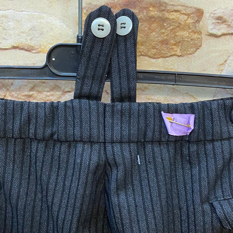 Vintage Stresemannhose aus reiner Wolle, grau-schwarz gestreift, Herrenmode im 20er-Jahre-Gatsby-Stil. Hosenträgerlaschen Nahaufnahme.