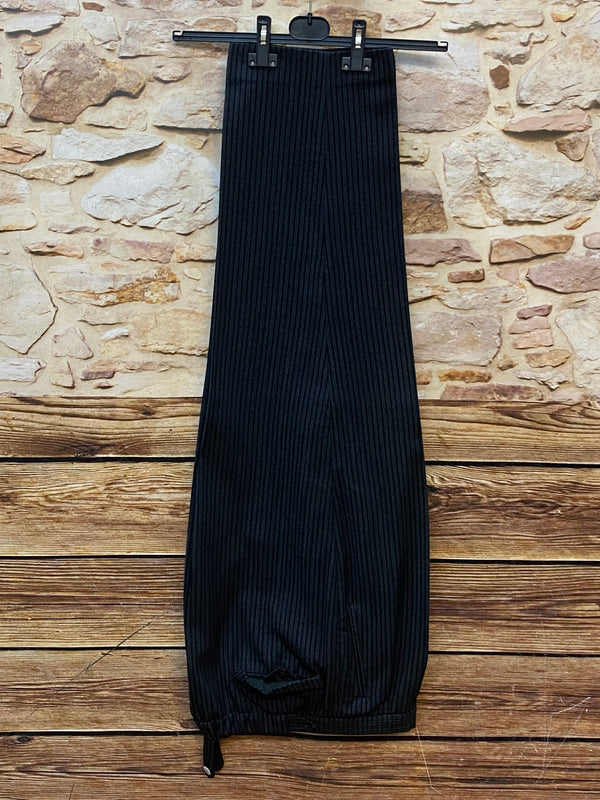 Vintage Stresemannhose aus reiner Wolle, grau-schwarz gestreift, Herrenmode im 20er-Jahre-Gatsby-Stil.